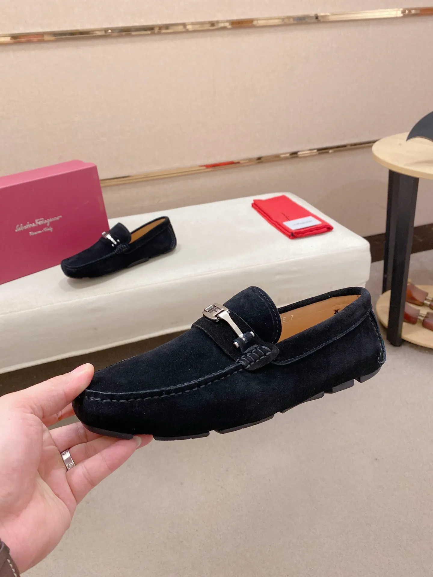 Factory price: 540💰High-end quality! Ferragamo🆕🆕Exclusive hot-selling products in stock🔥🔥New products on the shelves, high-quality Ferragamo men's pea shoes, high-end casual driving shoes, with complete packaging! 💪 💪 Material: imported suede cowhide 🐂 + imported high-quality water-dyed cowhide lining + wear-resistant outsole 👍🏻👍🏻 Features: high-end and comfortable, purely handmade 🚀 🚀 Create the perfect shoe that suits you best 🔥 🔥 Size: (38-44) 45 standard size can be customized!